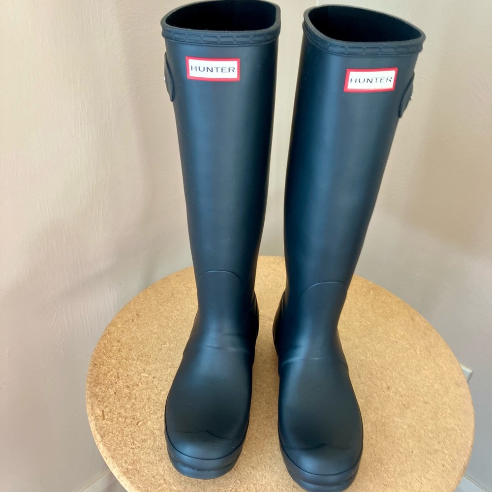 Hunter NEW w/o Box Women Boots Size US 8 BLACK